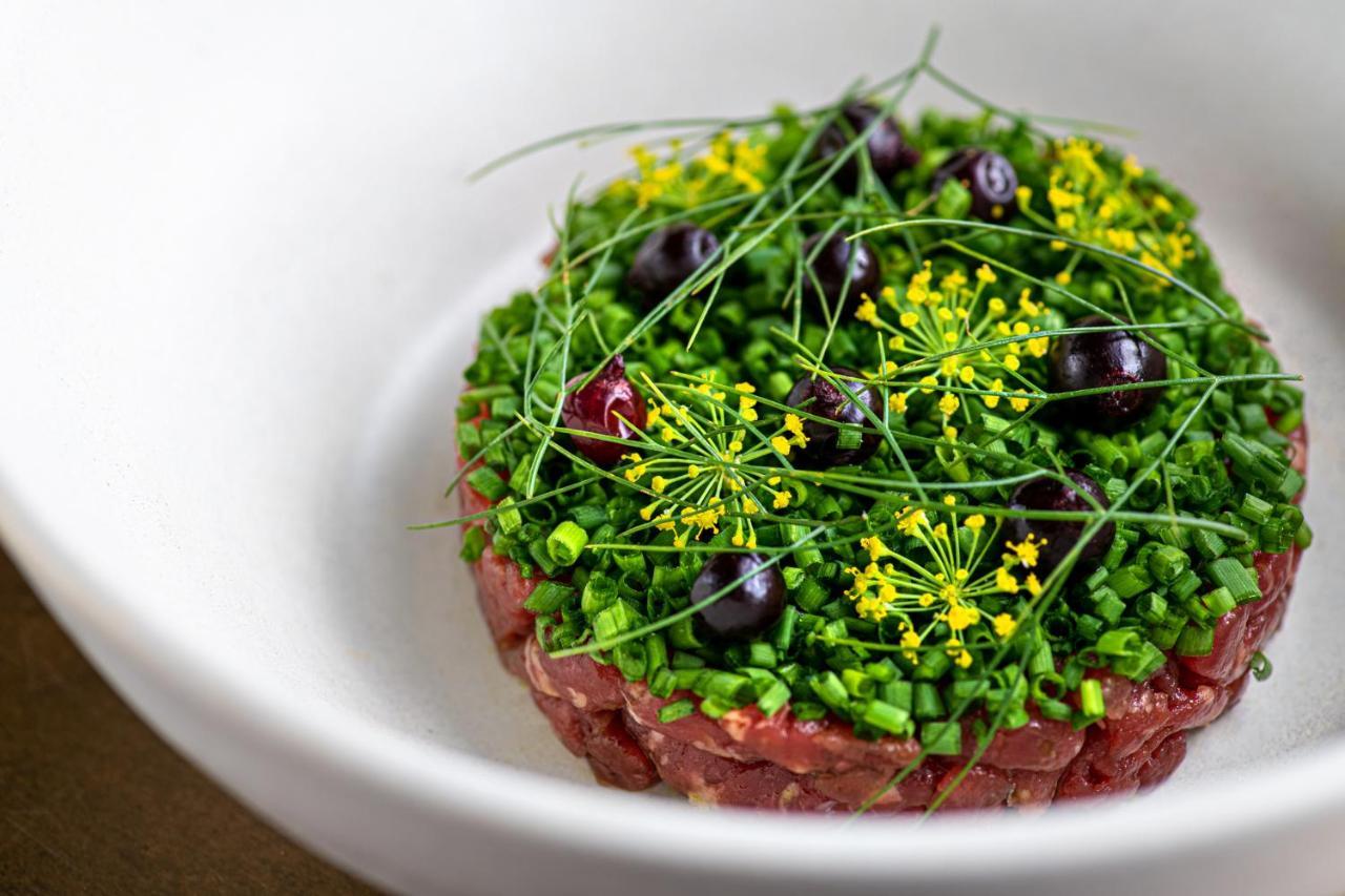 Hotel Pacai, Vilnius, A Member Of Design Hotels Exterior foto A dish of beef tartar